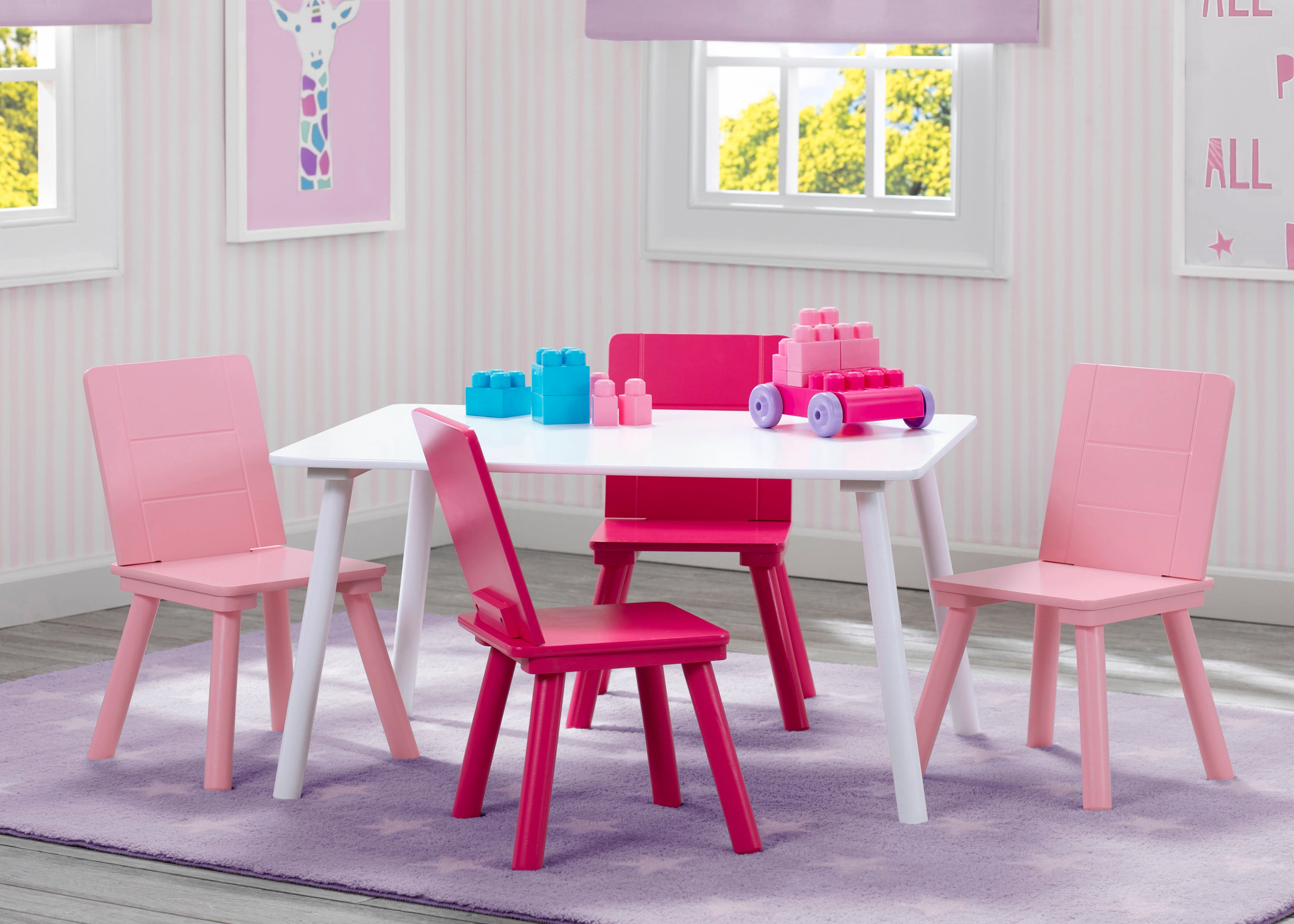 Juego de mesa y 4 sillas infantil blanco rosa y fuccia Delta Children